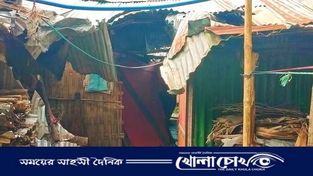 কাপ্তাইয়ে বন্য হাতির তাণ্ডব: সাম্পান মাঝির ঘরবাড়ি গুঁড়িয়ে ধান-ফসল খেয়ে সাবাড়