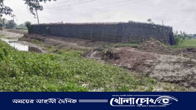 আগৈলঝাড়ায় সরকারি খাল খননে অনিয়ম, চাপে নীরব কৃষকরা