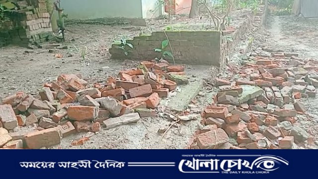 আদালতের নিষেধাজ্ঞা অমান্য করে প্রাচীর ভেঙে রাস্তা নির্মাণের চেষ্টা