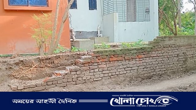 আদালতের নিষেধাজ্ঞা অমান্য করে প্রাচীর ভেঙে রাস্তা নির্মাণের চেষ্টা