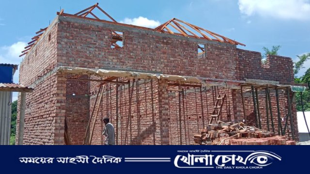ফরিদপুরের নগরকান্দায় কুমার নদীর পাড়ের সরকারি জায়গা দখল করে পাকা ঘর নির্মাণ