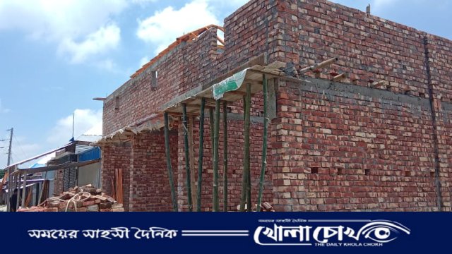 ফরিদপুরের নগরকান্দায় কুমার নদীর পাড়ের সরকারি জায়গা দখল করে পাকা ঘর নির্মাণ