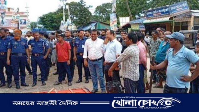 আখাউড়ায় রেলওয়ের জমিতে গড়ে ওঠা ২৫টি অবৈধ দোকান উচ্ছেদ