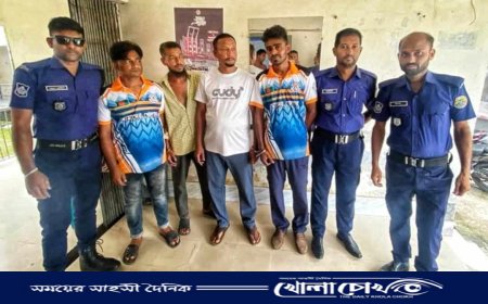 আগৈলঝাড়ায় গরুর হাটে চাঁদাবাজি: পুলিশের অভিযানে চারজন গ্রেপ্তার