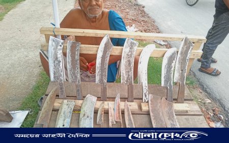 কুরবানির আগে কাঙ্খিত বিক্রি না হওয়ায় হতাশ ফরিদপুরের কামাররা