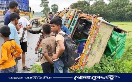 নওগাঁয় পিকআপ-ভটভটি মুখোমুখি সংঘর্ষে প্রাণ গেল চালকের