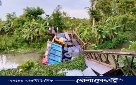 ইন্দুরকানিতে কয়লাবাহী ট্রাকসহ বেইলি সেতু ভেঙে পড়েছে, যান চলাচল সম্পূর্ণ বন্ধ