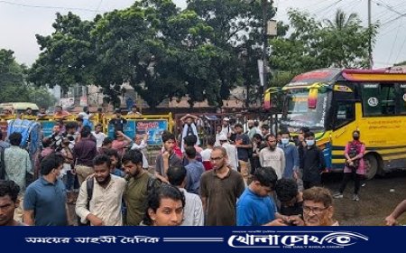 পুলিশের লাঠিচার্জেও সরেনি ইউআইইউ শিক্ষার্থীরা