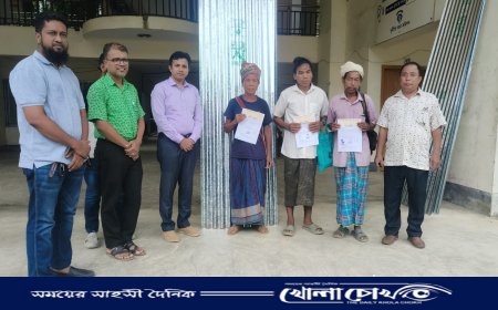 থানচিতে অগ্নিকাণ্ডে ক্ষতিগ্রস্ত তিন ম্রো পরিবার পেল ঢেউ টিন, চাল ও নগদ অর্থ