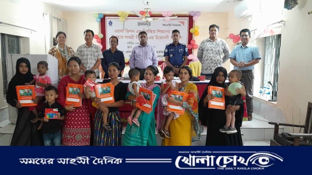 রোয়াংছড়িতে ওয়ার্ল্ড ভিশনের নিবন্ধিত শিশুদের মাঝে উপহার বিতরণ