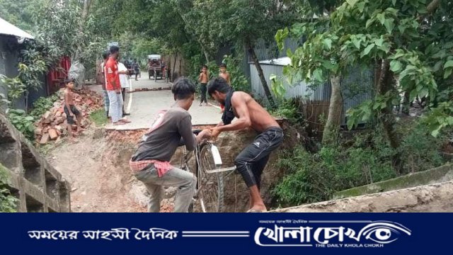 সালথায় ভারী বৃষ্টিতে গুরুত্বপূর্ণ ব্রিজ ধসে বিপাকে হাজারো মানুষ