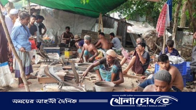 নাজিরপুরে ঈদুল আযহা সামনে রেখে ব্যস্ত সময় পার করছেন কামার শিল্পীরা
