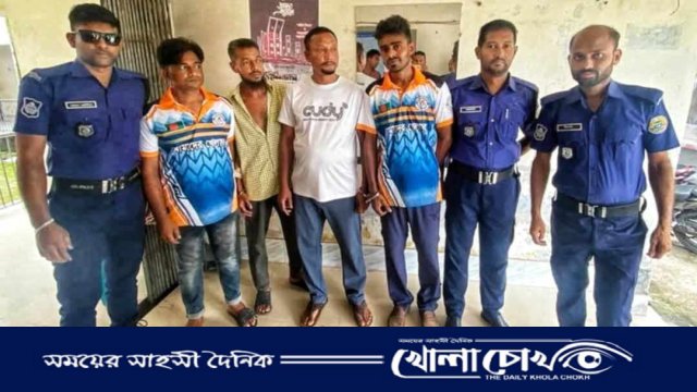 আগৈলঝাড়ায় গরুর হাটে চাঁদাবাজি: পুলিশের অভিযানে চারজন গ্রেপ্তার