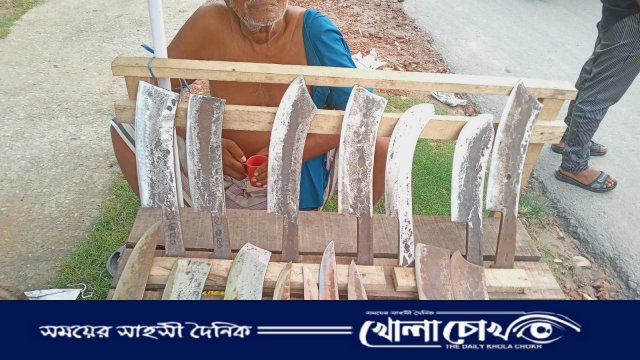 কুরবানির আগে কাঙ্খিত বিক্রি না হওয়ায় হতাশ ফরিদপুরের কামাররা
