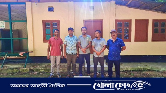 কাপ্তাইয়ে বিলুপ্ত রাজ ধনেশ ও টিয়া পাখির বাচ্চা উদ্ধার