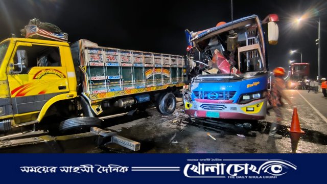 পদ্মা সেতুতে কেমিক্যালবাহী ট্রাকে বাসের সংঘর্ষে নিহত ২, আহত ১০