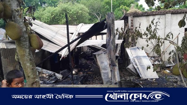 মহম্মদপুরে গভীর রাতে আগুনে বসতবাড়ি পুড়ে ছাই, ক্ষতি প্রায় ১০ লাখ টাকা