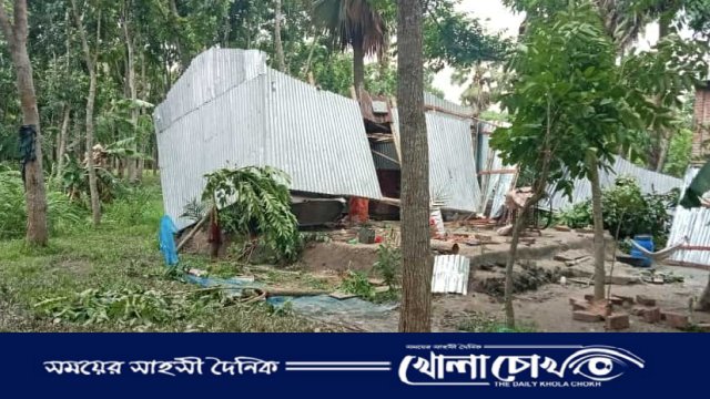 সালথায় আকস্মিক ঝড়ে লণ্ডভণ্ড ৭ বসতঘর