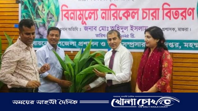 মহম্মদপুরে সরকারি দপ্তর পরিদর্শন ও নারিকেল চারা বিতরণ করলেন জেলা প্রশাসক