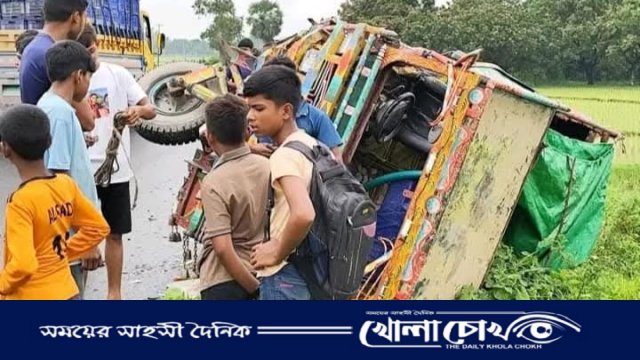 নওগাঁয় পিকআপ-ভটভটি মুখোমুখি সংঘর্ষে প্রাণ গেল চালকের