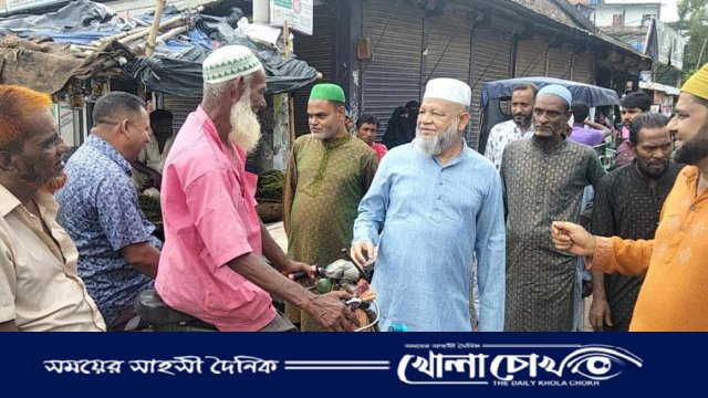 ফুলবাড়ীয়ায় নামাজ শেষে জনসংযোগে ব্রিগেডিয়ার জেনারেল (অব.) ডা. সাইফুল ইসলাম
