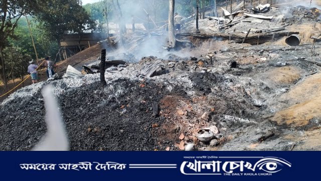 থানচিতে সৌর প্যানেলের ব্যাটারী বিস্ফোরণে অগ্নিকাণ্ড, ৩টি মাচাং ঘর পুড়ে ছাই