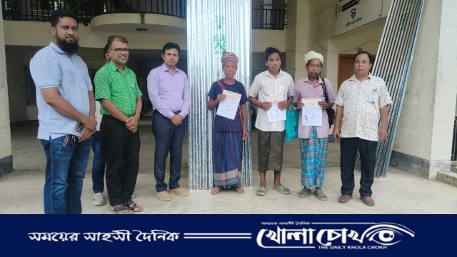 থানচিতে অগ্নিকাণ্ডে ক্ষতিগ্রস্ত তিন ম্রো পরিবার পেল ঢেউ টিন, চাল ও নগদ অর্থ