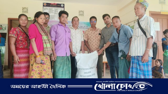 থানচিতে পার্বত্য উপদেষ্টার উপহার চাউল পেল ৩৩৮ পাহাড়ি পরিবার