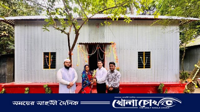 কাল বৈশাখী ঝড়ে ঘরহারা বাক প্রতিবন্ধী জোহরার পাশে ইউএনও, উপহার পেলেন নতুন ঘর