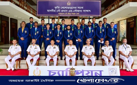 জাতীয় ভলিবল চ্যাম্পিয়ন নৌবাহিনী দলকে অভিনন্দন জানালেন নৌবাহিনী প্রধান