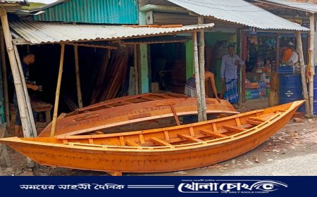 বর্ষায় ভাসে জীবিকা, টিকে থাকে ঐতিহ্য — সালথার কাঠের নৌকা শিল্পে প্রাণচাঞ্চল্য