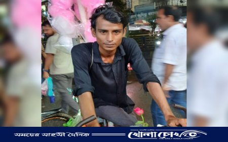 সাইকেলে স্বপ্ন বয়ে চলা: রাজশাহীতে খেলনা বিক্রেতা ইমাম হাসানের জীবন সংগ্রাম