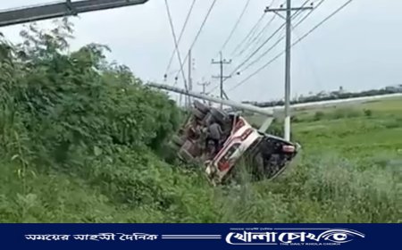 ভাঙ্গায় বাস উল্টে আহত ১০, বাঁচলেন পানিতে পড়া থেকে