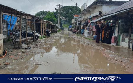 বৃষ্টিতে ডুবে যায় মহম্মদপুর খাদ্য গুদাম সড়ক