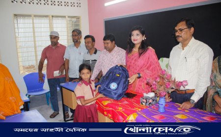 মহম্মদপুরে ইউএনও’র স্কুল ব্যাগ বিতরণে শিক্ষার্থীদের হাসি