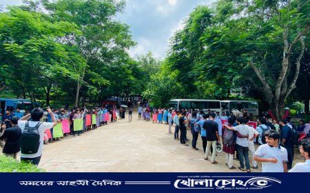 কুবি শিক্ষককে হুমকি ও মিথ্যা অপবাদের প্রতিবাদে শিক্ষার্থীদের মানববন্ধন