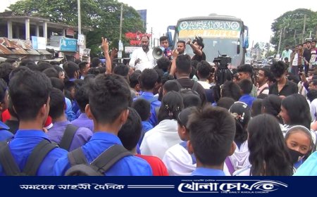 ফরিদপুরে স্কুল মাঠ রক্ষায় পাঁচ দফা দাবিতে শিক্ষার্থীদের সড়ক অবরোধ