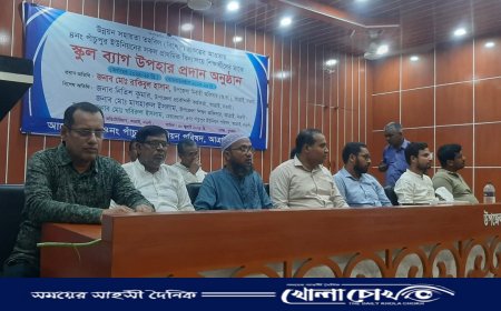 আত্রাইয়ে ১৬টি প্রাথমিক বিদ্যালয়ের শিক্ষার্থীদের মাঝে স্কুল ব্যাগ বিতরণ