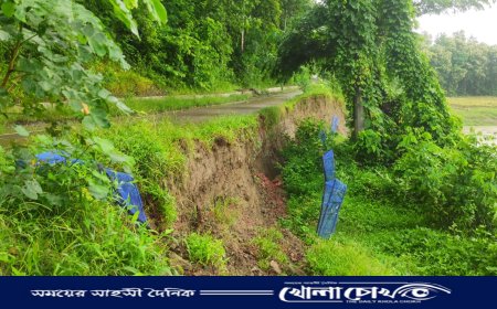 ধসে পড়া সড়কই এখন মরণ ফাঁদ, বিচ্ছিন্ন হওয়ার পথে বান্দরবানের রোয়াংছড়ি