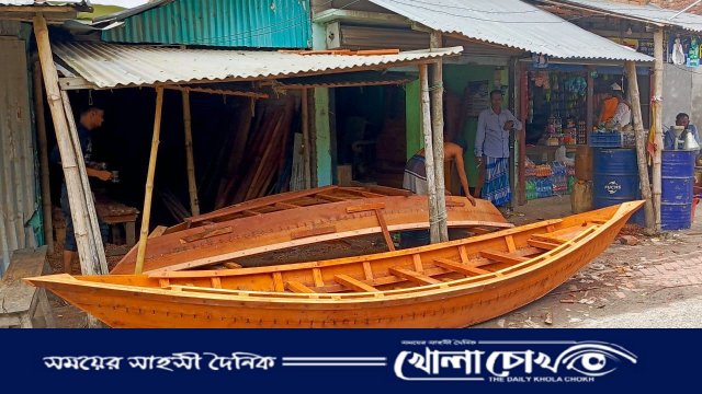 বর্ষায় ভাসে জীবিকা, টিকে থাকে ঐতিহ্য — সালথার কাঠের নৌকা শিল্পে প্রাণচাঞ্চল্য