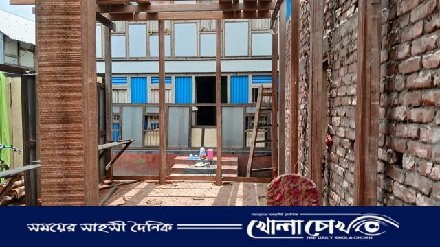 রাস্তা ও পানি নিষ্কাশনের ড্রেন বন্ধ করে বিল্ডিং নির্মাণ করায় দুর্ভোগ পোহাচ্ছে দুই শতাধিক পরিবার