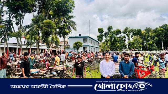 আলফাডাঙ্গায় প্রাকৃতিক দুর্যোগে ক্ষতিগ্রস্ত ৩০০ ভ্যানচালকের মুখে হাসি ফুটালেন ইউএনও রাসেল ইকবাল