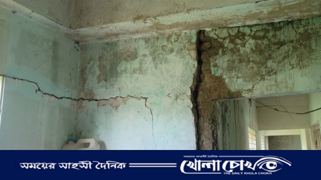 ছাত্রাবাসে ফাটল, ঝুঁকিতে কোমলমতি শিক্ষার্থীরা: আতঙ্কে দিন কাটাচ্ছে ৭০ শিশু শিক্ষার্থী