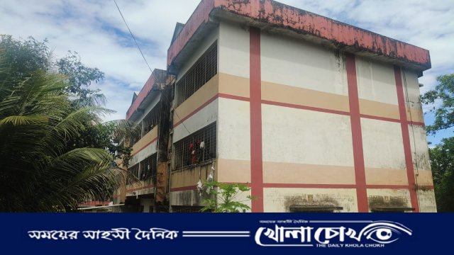ছাত্রাবাসে ফাটল, ঝুঁকিতে কোমলমতি শিক্ষার্থীরা: আতঙ্কে দিন কাটাচ্ছে ৭০ শিশু শিক্ষার্থী