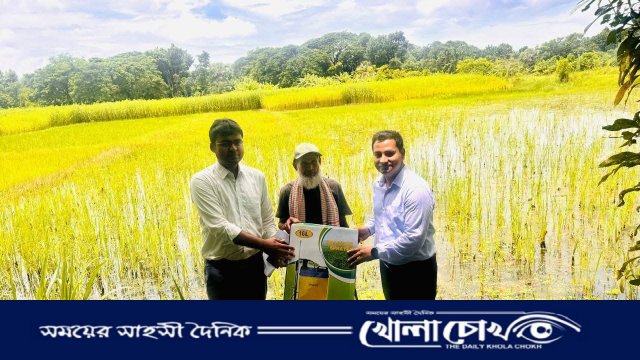 আলফাডাঙ্গায় ধানক্ষেতে গিয়ে কৃষকদের হাতে স্প্রে মেশিন তুলে দিলেন ইউএনও ও কৃষি কর্মকর্তা
