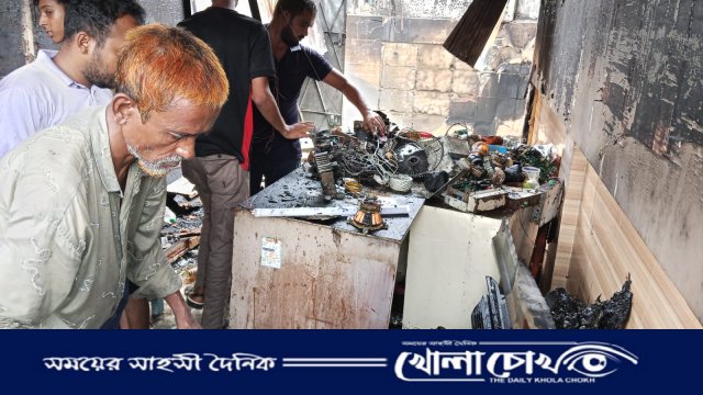 খোকসায় স্কুল মার্কেটে আগুন, পুড়ল ৫টি দোকান