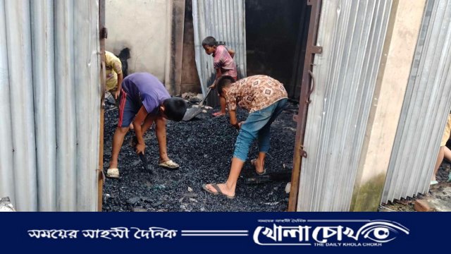 মহালছড়ির সিঙ্গিনালায় ভয়াবহ অগ্নিকাণ্ডে পুড়ল দোকানঘর ও ইউনিয়ন পরিষদের অংশ