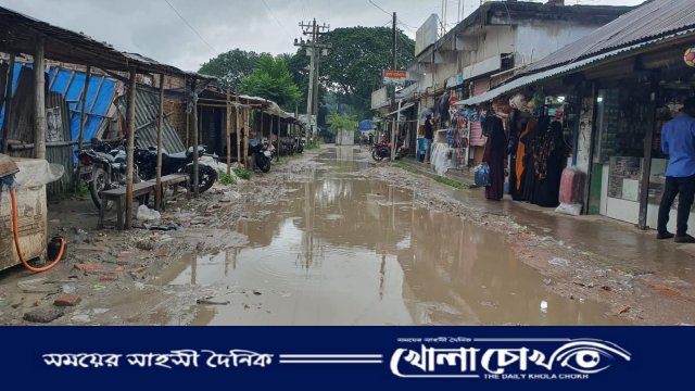 বৃষ্টিতে ডুবে যায় মহম্মদপুর খাদ্য গুদাম সড়ক