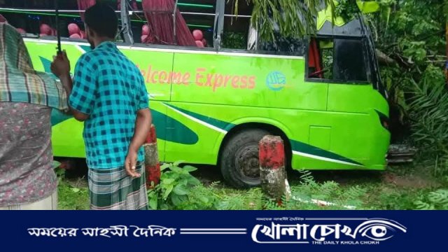 ঝালকাঠির রাজাপুরে মুখোমুখি হওয়ার পর নিয়ন্ত্রণ হারিয়ে খাদে দুই বাস
