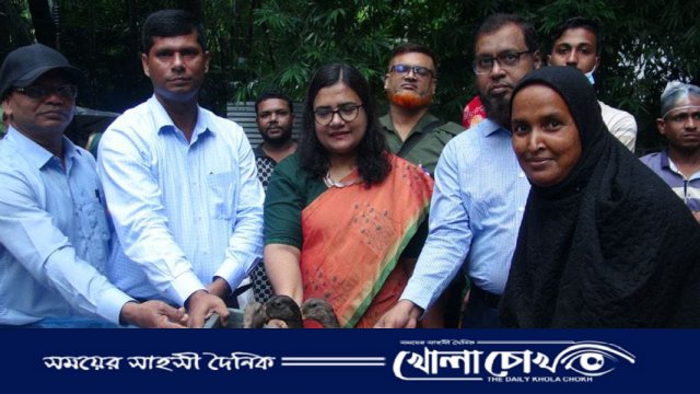 ফরিদপুরে চরাঞ্চলের ১৩০ নারী খামারির হাতে হাঁস বিতরণ